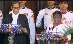 द्रौपदी मुर्मू : राष्ट्रपति पद की शपथ लेती हुई 